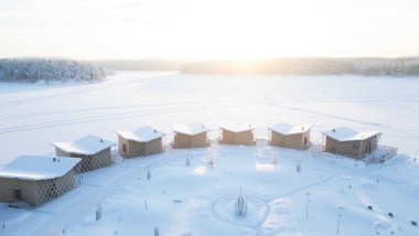 Bella Lake Resort -hotelli on kuvan kauniin järven rannalla