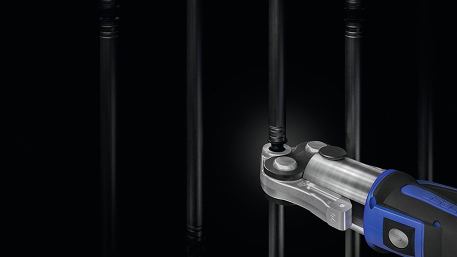 Puristuskone puristaa Geberit Mepla -komposiittiputkea Puristuskone puristaa Geberit Mepla -komposiittiputkea