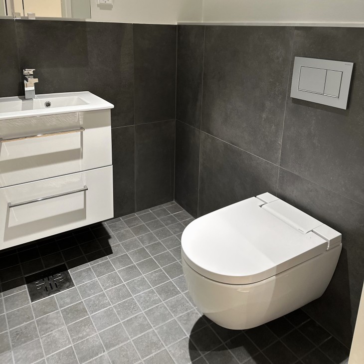 Geberit AquaClean Alba -pesu-wc. ©Jenny Finneman-Modin Geberit AquaClean Alba -pesu-wc. ©Jenny Finneman-Modin