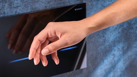 Geberit Sigma80 -huuhtelupainike on kosketusvapaa ja aktivoituu käden liikkeestä