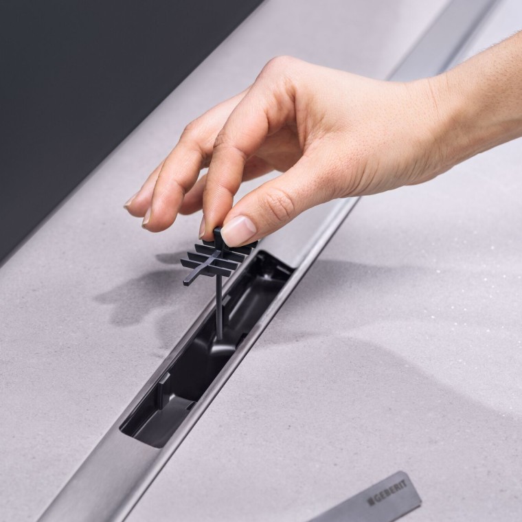 CleanLine -suihkukourussa oleva kampamainen hiussihti helpottaa suihkun lattiakaivon puhdistusta. CleanLine -suihkukourussa oleva kampamainen hiussihti helpottaa suihkun lattiakaivon puhdistusta.