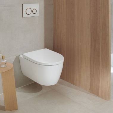 Valkoinen WC kylpyhuoneessa, jossa on puuelementtejä, näyttää edelleen modernilta jopa vuosien kuluttua (tässä: Geberit iCon WC ja Geberit Sigma20 Round -painike).