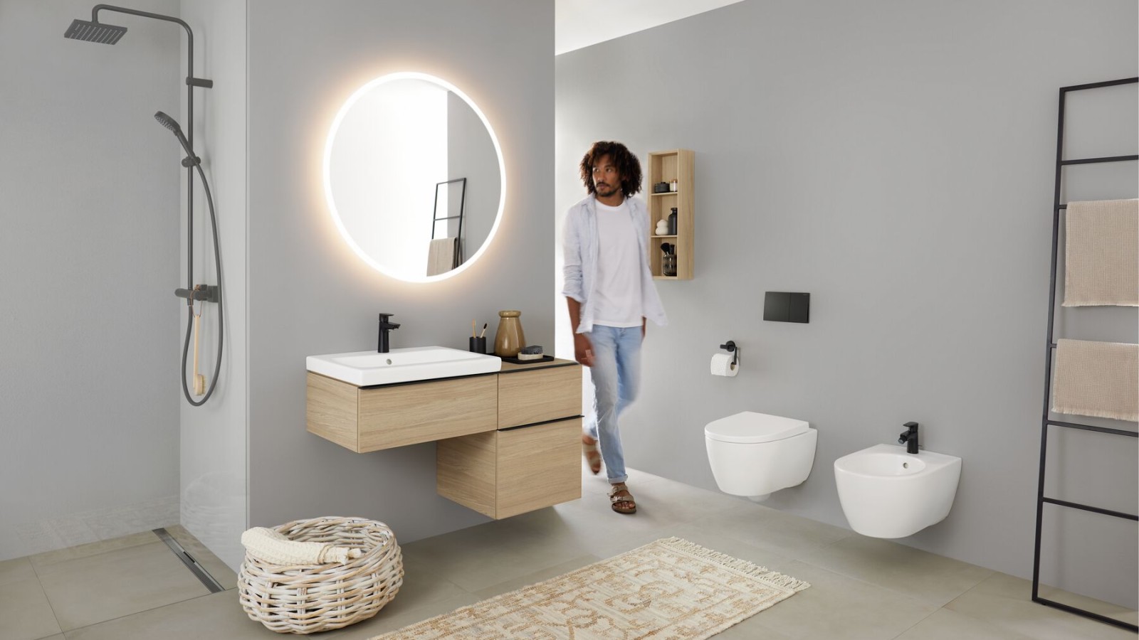 Kylpyhuone, jossa avoin suihkutila on syvennyksessä Kylpyhuone, jossa avoin suihkutila on syvennyksessä