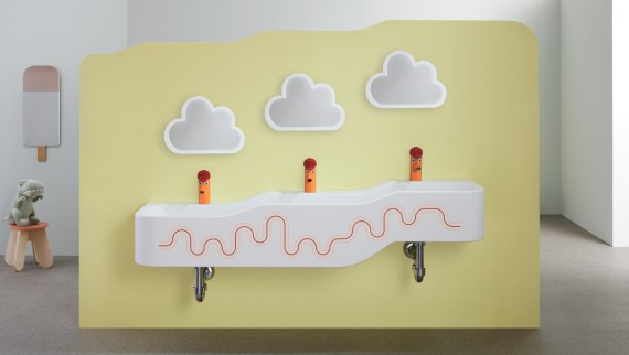 Geberit Bambini -leikki- ja pesuympäristö karmiininpunaisena ja oranssina