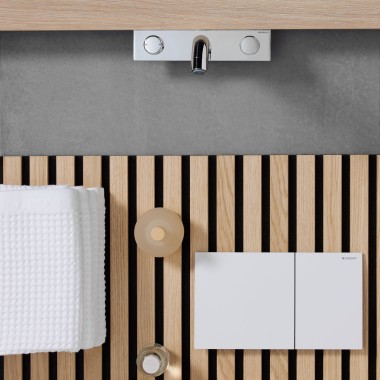 Yksinkertainen valkoinen Geberit Sigma70 Square -huuhtelupainike voidaan yhdistää monin eri tavoin.
