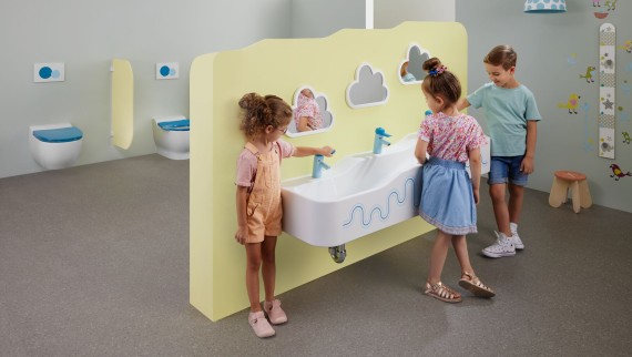 Lapset leikkivät saniteettitilassa, jossa on Geberit Bambini Lapset leikkivät saniteettitilassa, jossa on Geberit Bambini