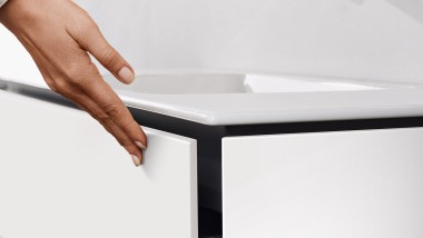 Geberit ONE -pesuallas ja Push Open -laatikosto