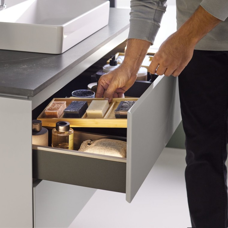 Modulaariset laatikot ja säilytyslokerot voidaan yhdistää yksitellen ja ne tuovat parempaa järjestystä laatikoiden sisälle. Modulaariset laatikot ja säilytyslokerot voidaan yhdistää yksitellen ja ne tuovat parempaa järjestystä laatikoiden sisälle.