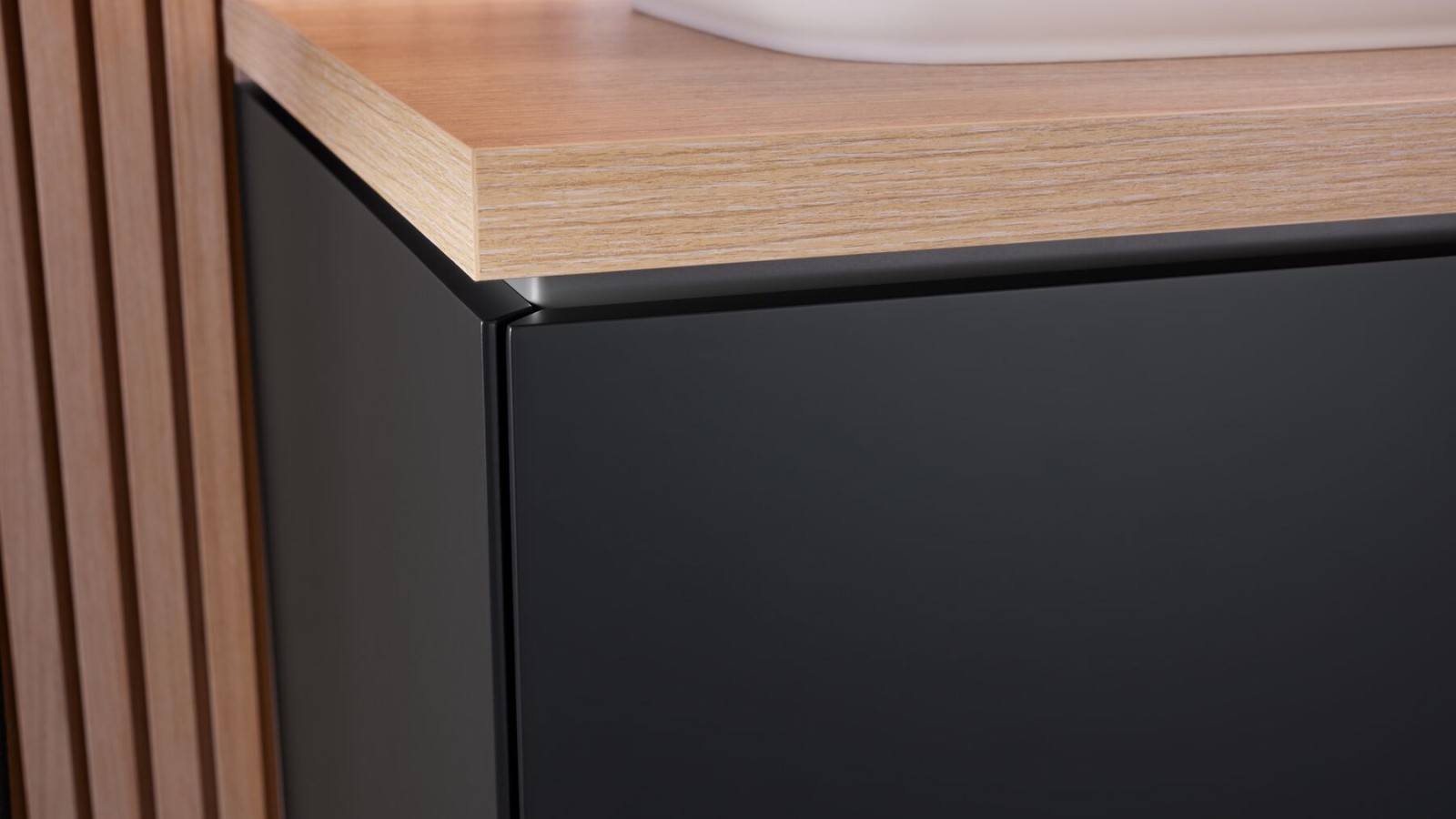 Geberit ONE -alakaappi mattamustan värissä.