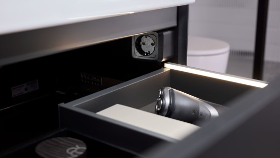 Geberit ONE -laatikko valolistoilla ja pistorasiakytkennällä