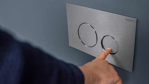 Tyylikäs WC:n huuhtelupainike Geberit Sigma40 -mallistosta. Tyylikäs WC:n huuhtelupainike Geberit Sigma40 -mallistosta.
