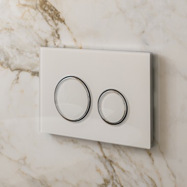 Valkoinen Geberit Sigma50 Round -huuhtelupainike kromatuilla design renkailla