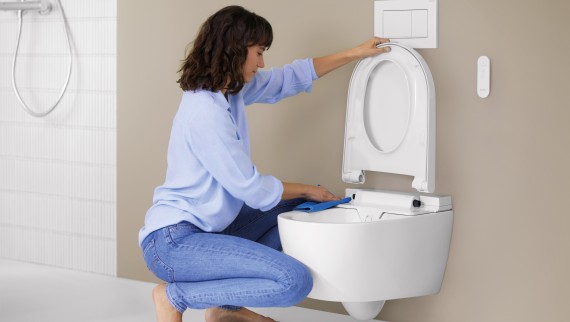 QuickRelease -toiminto Geberit AquaClean Alban WC-istuinkansi voidaan irrottaa ja puhdistaa muutamalla yksinkertaisella toimenpiteellä.