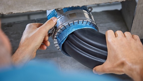 Geberit RS90 Plus EN -palokatkomansetin asennus Geberit BottomTurn -pohjakulmaan