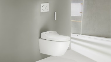 Geberit AquaClean Tuma Comfort -pesu-wc-istuin ja Sigma20 -huuhtelupainike