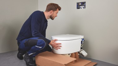 LVI-asentaja ja Geberit AquaClean Sela
