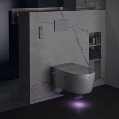 Geberit AquaClean Mera Comfort -pesu-wc-istuin suuntavalolla (© Geberit)