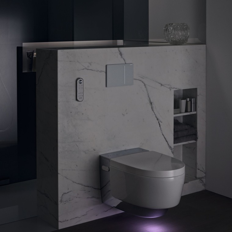 Geberit AquaClean Mera Comfort -pesu-wc-istuin suuntavalolla (© Geberit) Geberit AquaClean Mera Comfort -pesu-wc-istuin suuntavalolla (© Geberit)