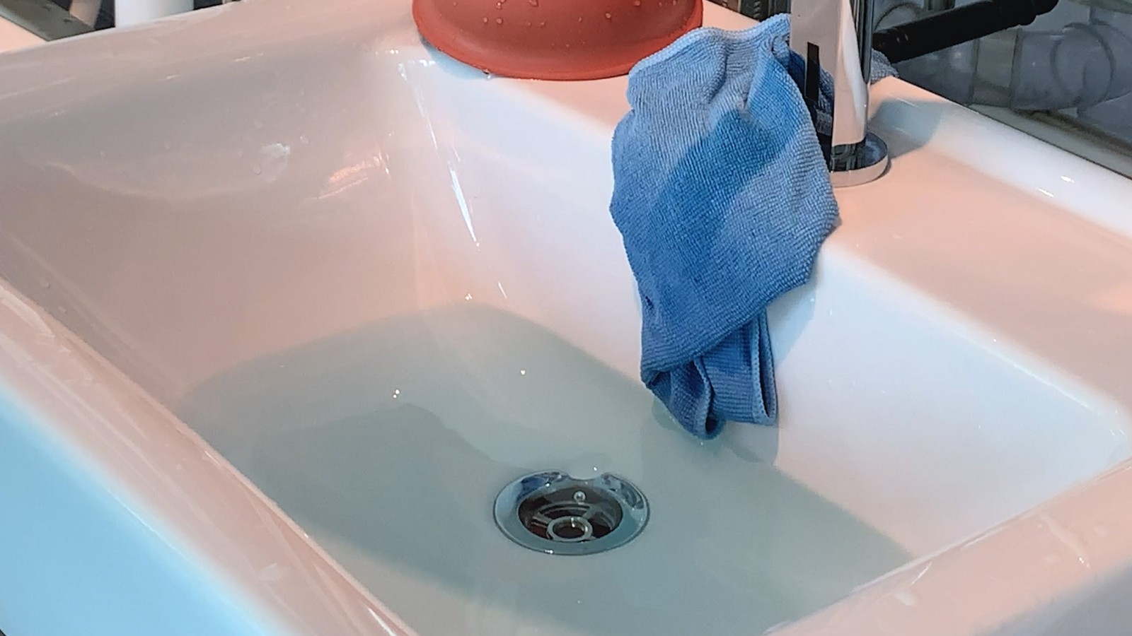 Vesi virtaa pois pesualtaasta Vesi virtaa pois pesualtaasta