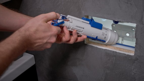 Geberit-huuhteluventtiilin asennus piilovesisäiliöön. (© Ben Huggler)