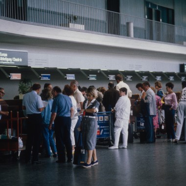 Matkustajia odottamassa terminaali A:n aulassa vuonna 1986 (© ETH-Bibliothek Zürich)