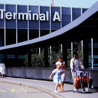 Jalankulkijoita Terminal A:n edessä vuonna 1985 (© Swissair)