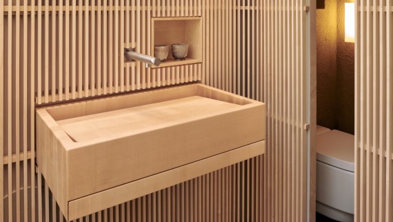 Kylpyhuone turvapaikkana: ei turhia visuaalisia ärsykkeitä - ja Geberitin pesu-wc. (© David Willen Studio) Kylpyhuone turvapaikkana: ei turhia visuaalisia ärsykkeitä - ja Geberitin pesu-wc. (© David Willen Studio)