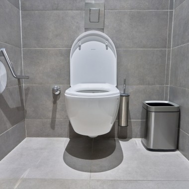 Kylpyhuoneisiin on asennettu monia Geberit-tuotteita, kuten iCon-wc:t. (© Oğuzhan Kasar) Kylpyhuoneisiin on asennettu monia Geberit-tuotteita, kuten iCon-wc:t. (© Oğuzhan Kasar)