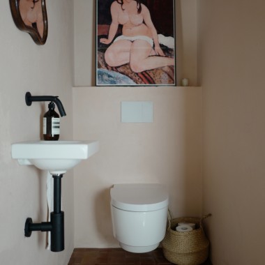 AquaClena Mera -pesu-wc-istuin puhdistaa hellävaraisesti vedellä. Sen kanssa sopivat yhteen Sigma70-huuhtelupainike ja pieni iCon Light -pesuallas (© Anna W.)