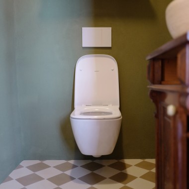 Tyylikäs vieras-WC, jossa on Renova Plan -WC-istuin ja Sigma70-huuhtelupainike (© Anna W.)