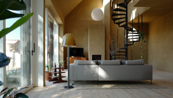 Runsaasti valoa: Talo maaseudulla on valoisa ja kutsuva runsaiden lasipintojen ansiosta (© Anna W.) Runsaasti valoa: Talo maaseudulla on valoisa ja kutsuva runsaiden lasipintojen ansiosta (© Anna W.)