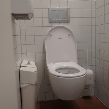 Julkisiin WC-tiloihin on asennettu monia Geberitin tuotteita (© Geberit)