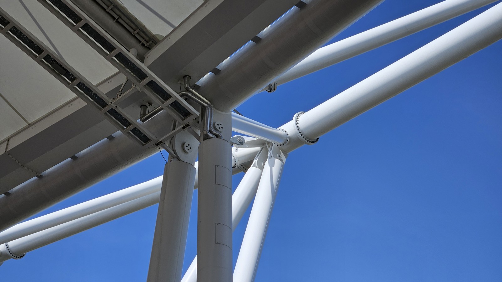 Geberit Pluvia -kattovedenpoistojärjestelmä kulkee piilossa (© Geberit) Geberit Pluvia -kattovedenpoistojärjestelmä kulkee piilossa (© Geberit)