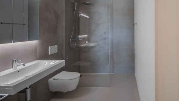 Kylpyhuoneissa on Geberitin wc-istuimet ja pesualtaat. (© Openly / Jens Ellensohn) Kylpyhuoneissa on Geberitin wc-istuimet ja pesualtaat. (© Openly / Jens Ellensohn)