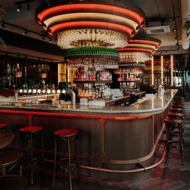 Pohjakerroksessa legendaarinen Heineken Hoek Grand Café on saanut uuden ilmeen (© Nina Slagmolen)