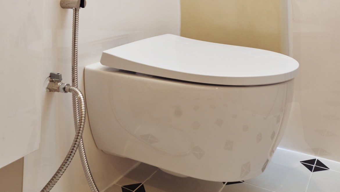 Seinään kiinnitetty Geberit iCon -WC-istuin (© Watson Lau)