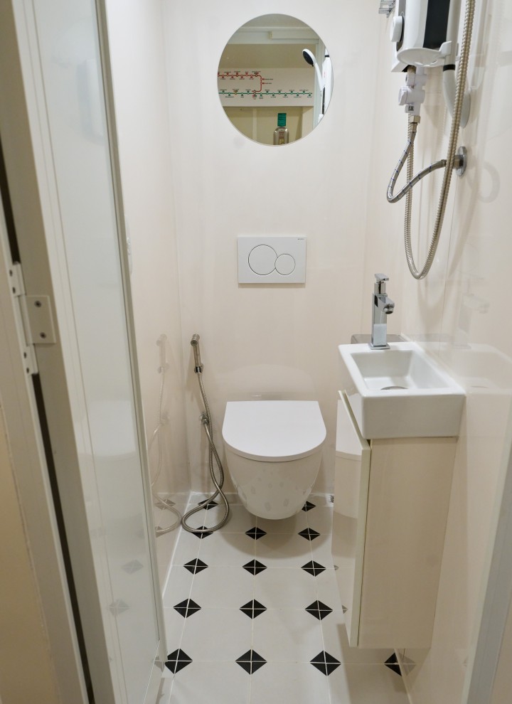 Mukavuutta pienessä tilassa: minikylpyhuoneissa on seinään kiinnitetyt Geberit iCon -WC-istuimet ja Sigma01-huuhtelupainikkeet (© Watson Lau)