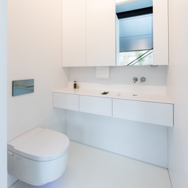 Minimalistista sisustussuunnittelua, maksimaalista mukavuutta – ja Geberit AquaClean Mera Comfort -pesu-wc-istuin (© Lucas van der Wee)