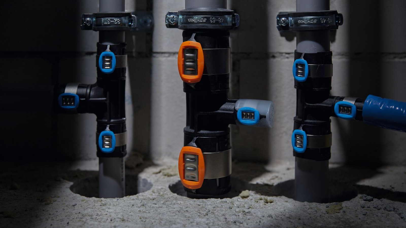 Jopa pimeissä nurkissa on helppo huomata puristusindikaattoreista onko liitos puristettu vai puristamaton