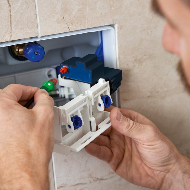 Virransyötön näyttö HS05-hygieniahuuhteluyksikön jälkiasennuksen aikana saniteettialan ammattilaisen toimesta. Virransyötön näyttö HS05-hygieniahuuhteluyksikön jälkiasennuksen aikana saniteettialan ammattilaisen toimesta.