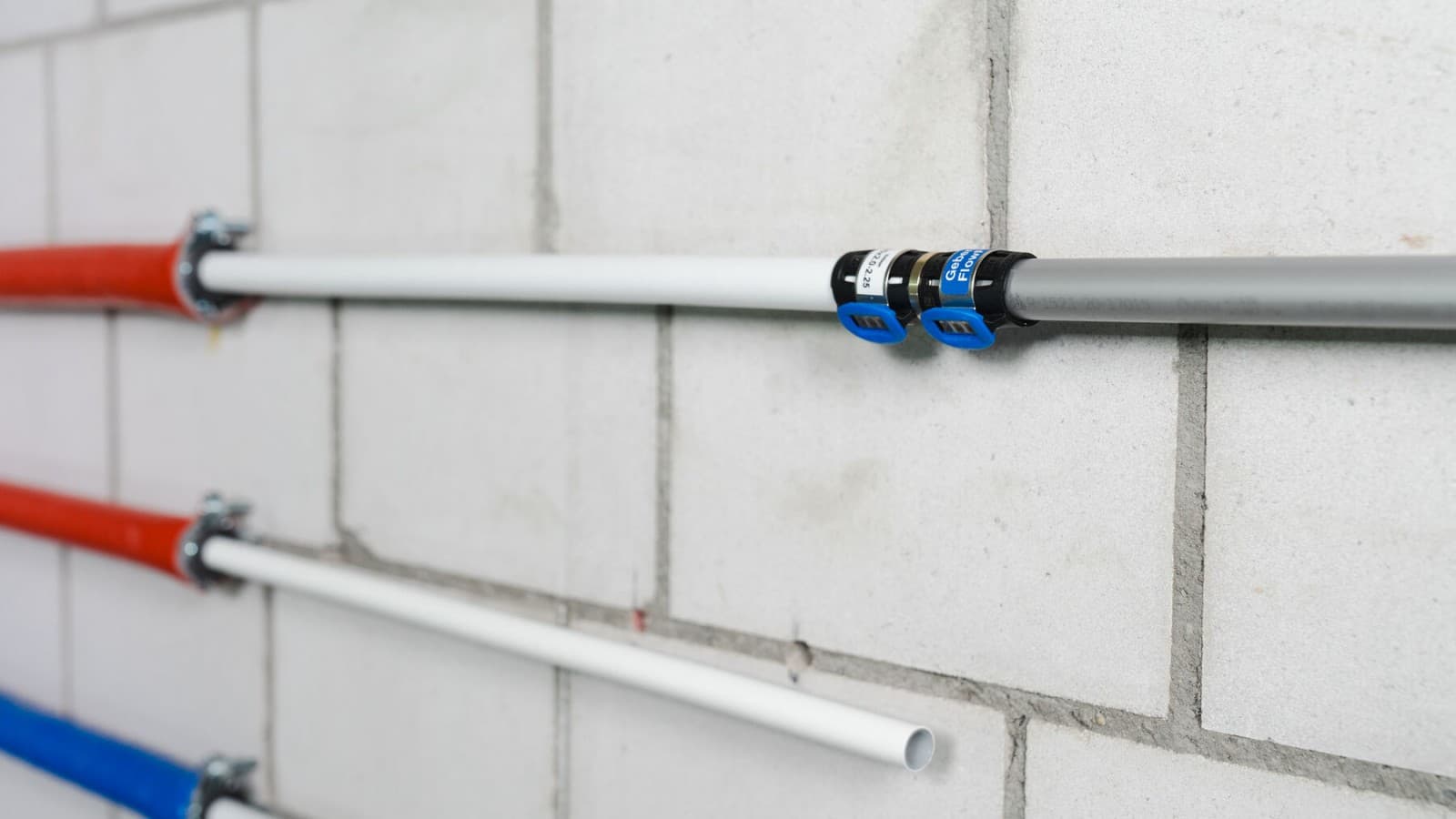 Geberit FlowFit universaali liitinmuhvi ja FlowFit-putki Geberit FlowFit universaali liitinmuhvi ja FlowFit-putki