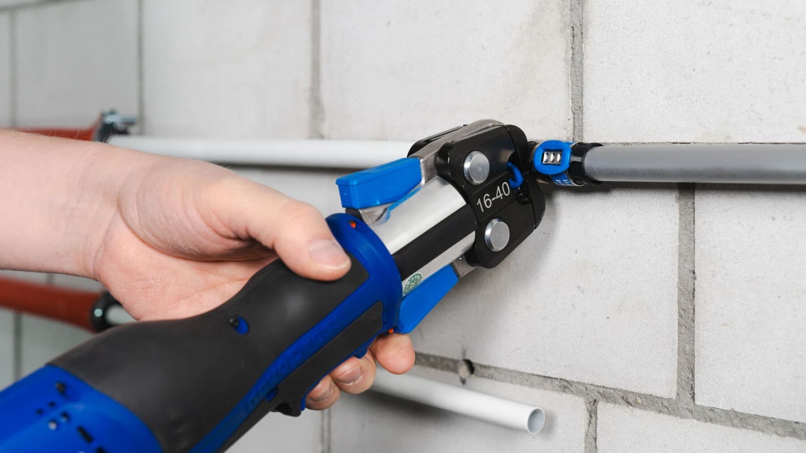 Puristus akkukäyttöisellä puristuskoneella Puristus akkukäyttöisellä puristuskoneella