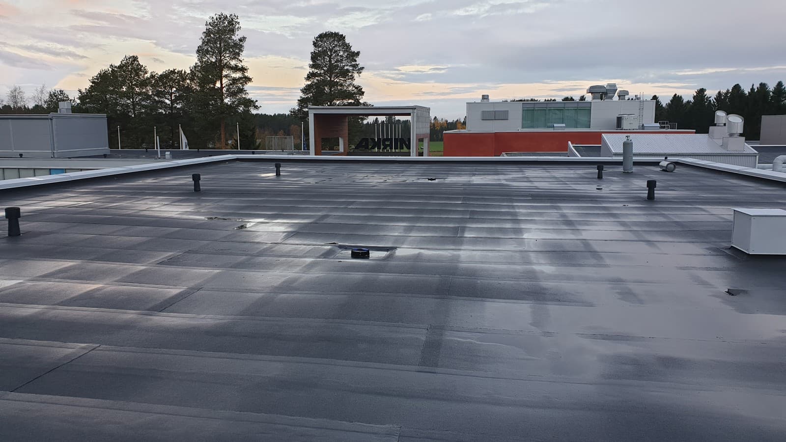 Mirkan tehtaan Pluvia-kattokaivot sateen jälkeen