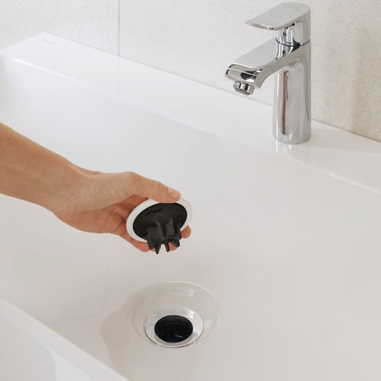 Geberit ONE -pesualtaan poistoventtiilin kampamainen hiussihti. Geberit ONE -pesualtaan poistoventtiilin kampamainen hiussihti.