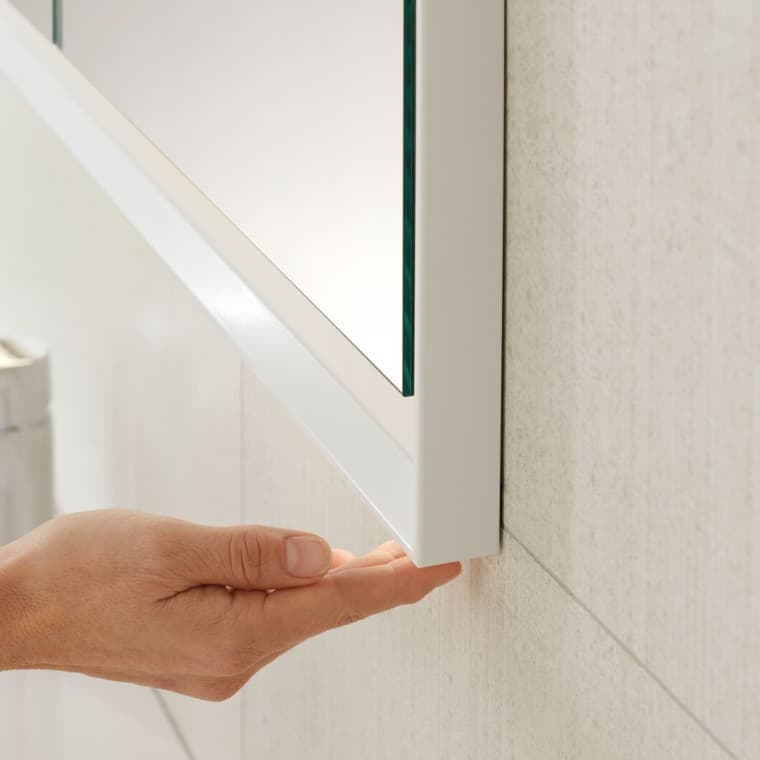 Geberit ONE -peilikaapin yksinkertainen käyttö Geberit ONE -peilikaapin yksinkertainen käyttö