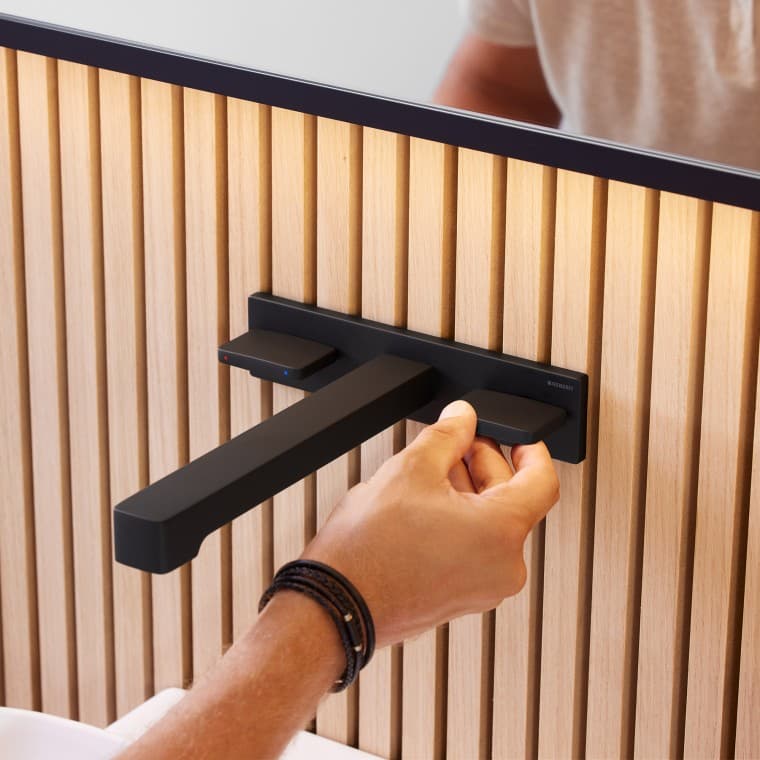 Geberit ONE -seinähana mattamustana (© Geberit) Geberit ONE -seinähana mattamustana (© Geberit)