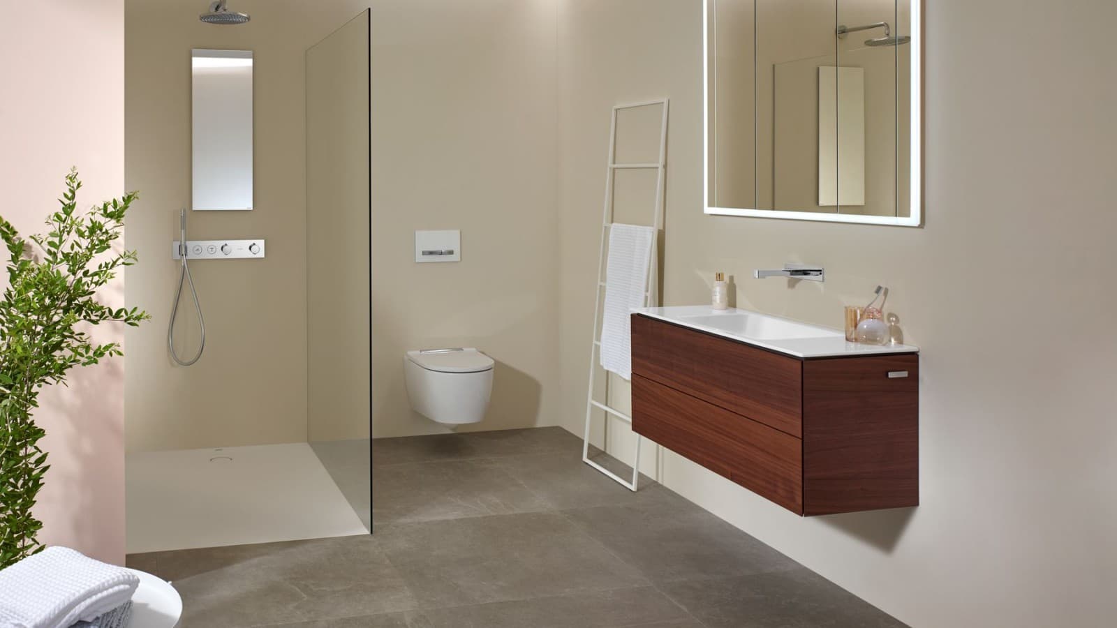 Geberit ONE -kylpyhuone esteettömällä lattiasuikulla (© Geberit) Geberit ONE -kylpyhuone esteettömällä lattiasuikulla (© Geberit)