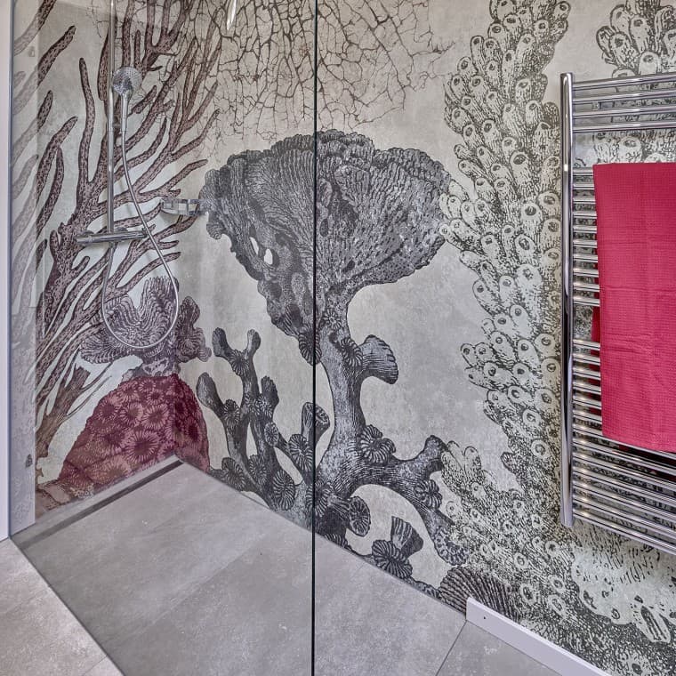 Tasalattiainen suihku ja CleanLine-suihkukouru Tasalattiainen suihku ja CleanLine-suihkukouru