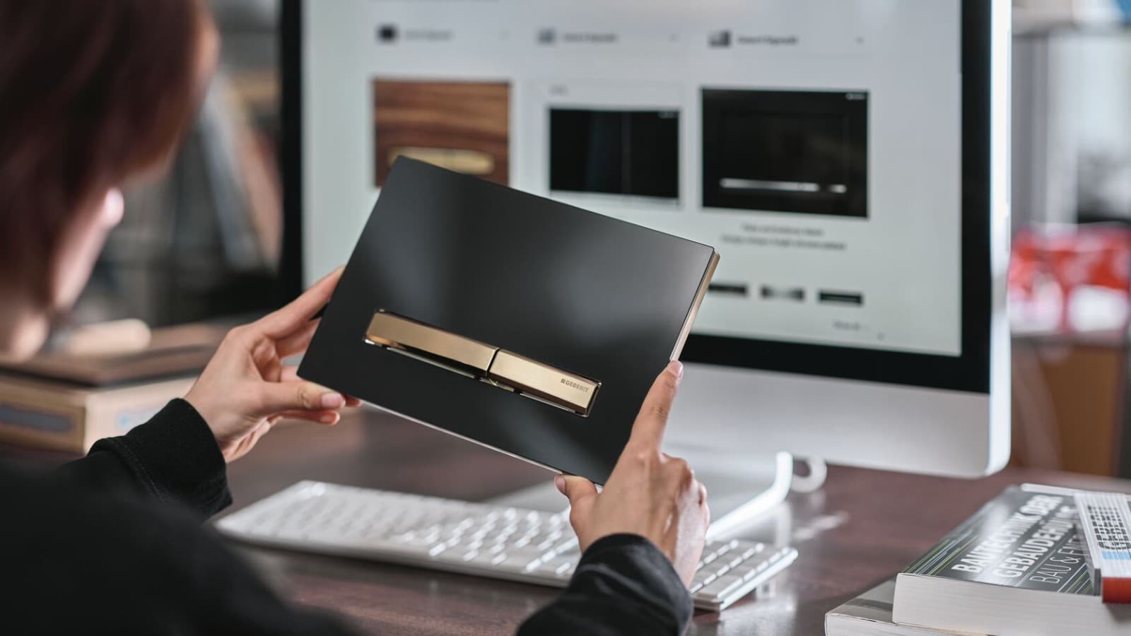 Nainen ja ruusukultainen Geberit Sigma50 -huuhtelupainike Nainen ja ruusukultainen Geberit Sigma50 -huuhtelupainike