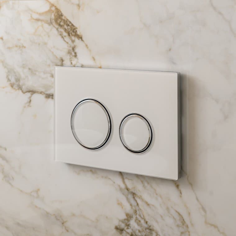 Valkoinen Geberit Sigma50 Round -huuhtelupainike kromatuilla design renkailla Valkoinen Geberit Sigma50 Round -huuhtelupainike kromatuilla design renkailla